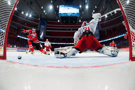 Kanadas Matt Duchene skjuter in 3-1 bakom Danmarks målvakt