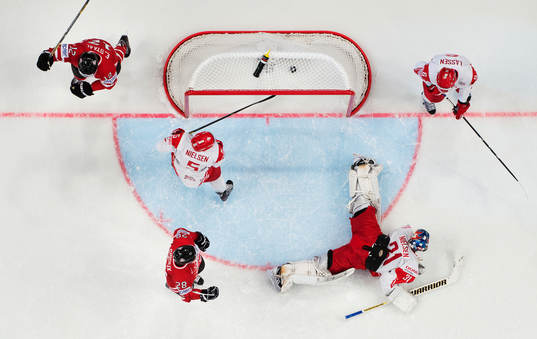 Danmarks målvakt Simon Nielsen ser pucken ligga i mål