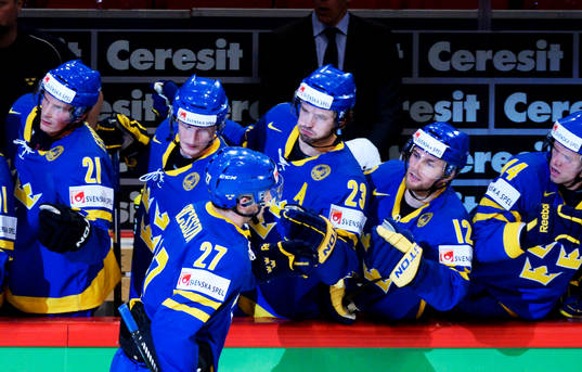 Jimmie Ericsson gratuleras till sitt 0 - 1 mål