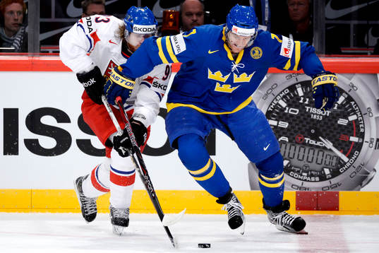Jakub Voracek och Henrik Tallinder kämpar om pucken