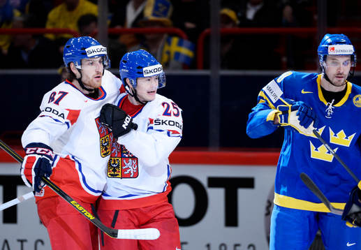 Jakub Nakladal och Jiri Hudler jublar