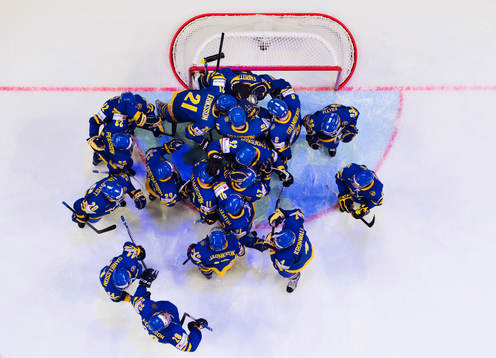 De svenska spelarna samlas kring målvakten Jhonas Enroth