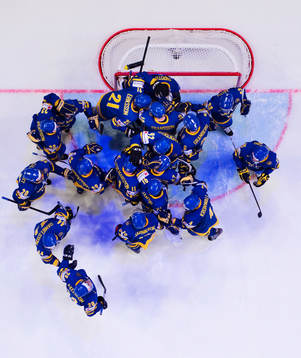 De svenska spelarna samlas kring målvakten Jhonas Enroth