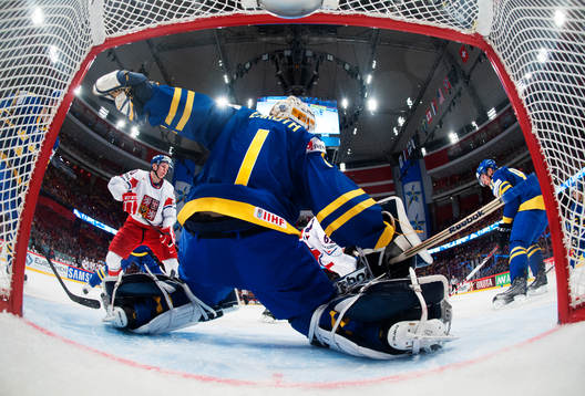 Sveriges målvakt Jhonas Enroth räddar ett skott i matchen