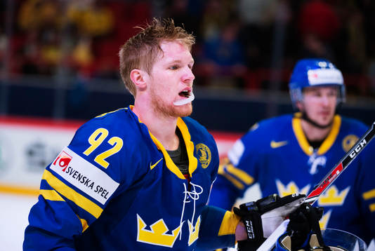 Sveriges Gabriel Landeskog med sitt tandskydd utanför mun