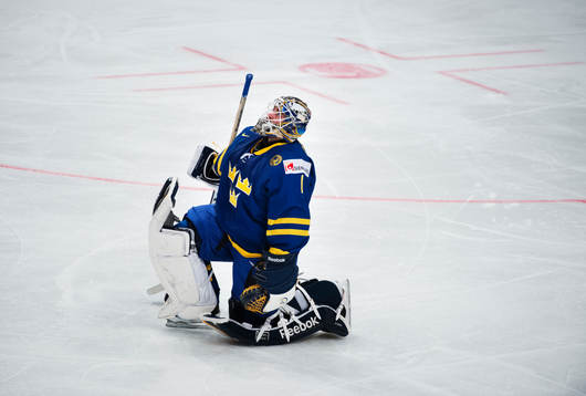 Sveriges målvakt Jhonas Enroth tittar upp mot taket