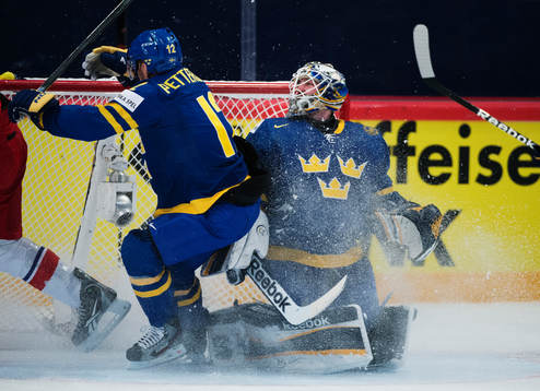 Sveriges Fredrik Petterson är nära att kollidera med