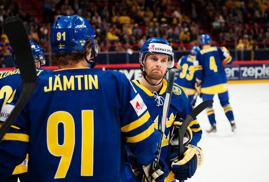 Fredrik Pettersson (h) i matchen mellan Tjeckien och Sverige