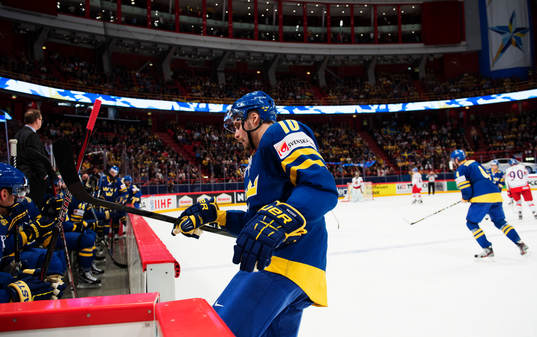 Sveriges Johan Fransson gör ett byte i matchen mellan
