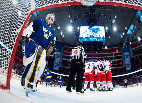 Sveriges målvakt Jhonas Enroth deppar samtidigt som