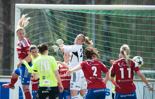 Rörigt framför Loes Geurts, målvakt, Vittsjö