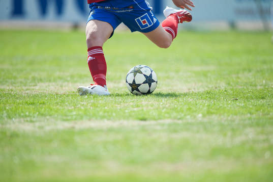 Skott, gräsmatta, fot, fötter, boll