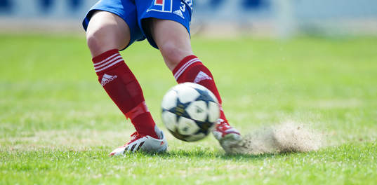 Skott, gräsmatta, fot, fötter, boll. Tillslag, dålig