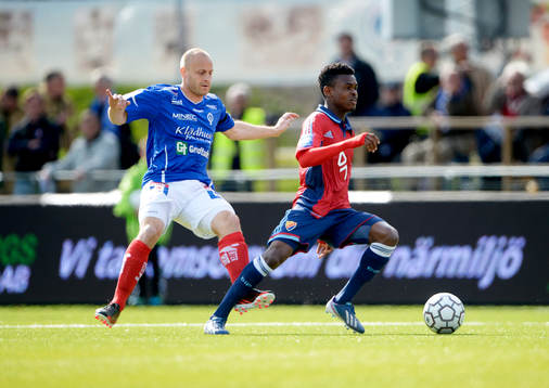 Åtvidabergs Daniel Sjölund och Djurgårdens Godsway Donyoh