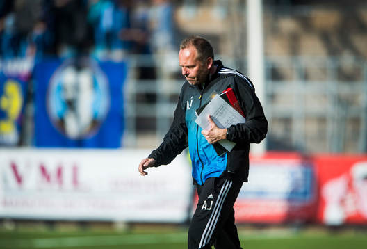 Anders Johansson, tränare Djurgården lämnar planen med