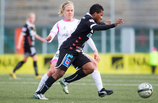 s, Rita Chikwelu, tar sig förbi Malmös Katrin Schmidt i