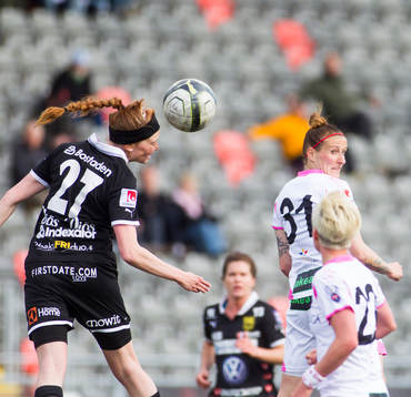 Umeås nr 27 Alexandra Nilsson vinner en nickduell med