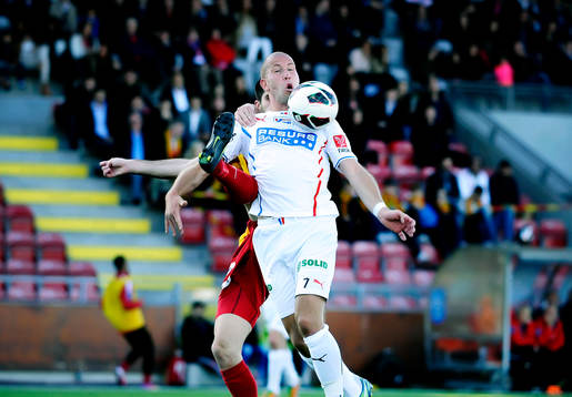 Syrianska nr 16 Rabi Elia försöker stoppa Helsingborgs nr