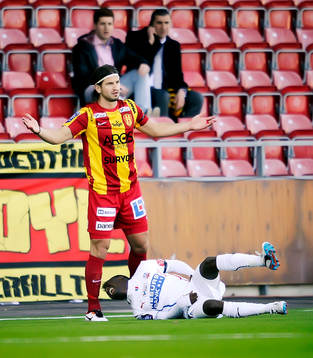 Syrianska nr 24 Haris Skenderovic och Helsingborgs nr 25