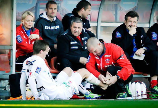 Helsingborgs nr 15 Emil Krafth blev skadad och tejpades