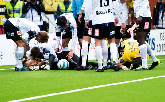 Mattias Asper, målvakt, Mjällby, och Stefan Ishizaki,