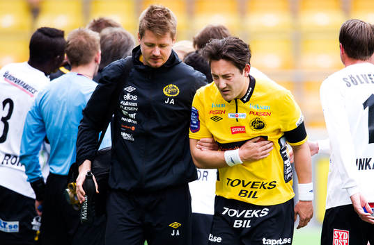 Stefan Ishizaki, Elfsborg, hjälps av planen