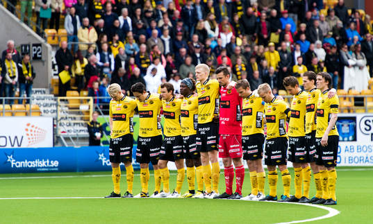 Det hålls en tyst minut innan matchen för