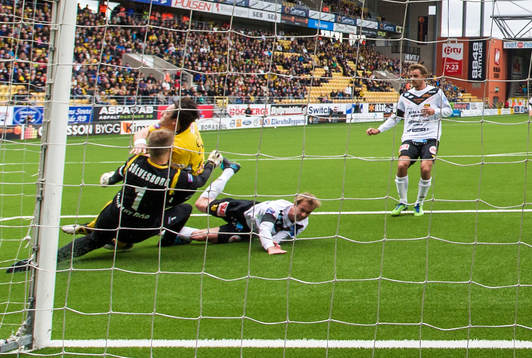 Stefan Ishizaki, Elfsborg, krockar med Mattias Asper,