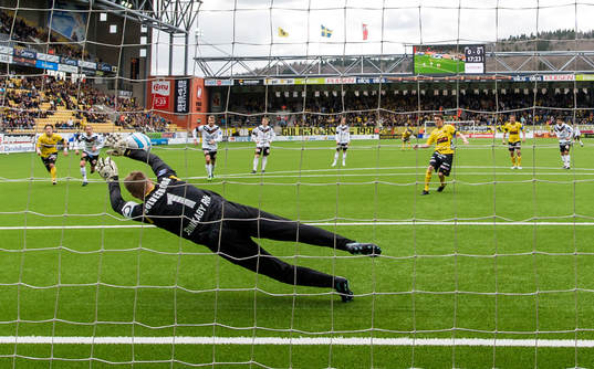 Mattias Asper, målvakt, Mjällby, räddar en straff från