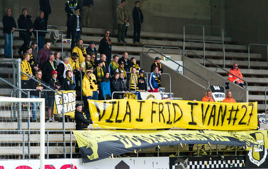 Mjällbys supportrar har en banderoll med texten, Vila i