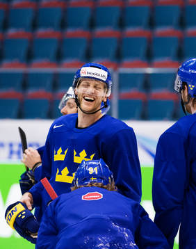 Henrik Tallinder skrattar