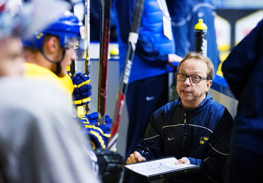 Förbundskapten Pär Mårts ger instruktioner till spelare
