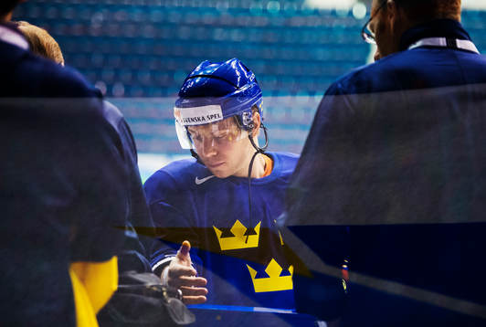 Erik Gustafsson får vård för sin högra hand