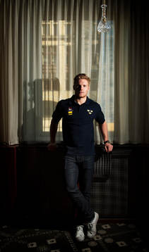 Gabriel Landeskog poserar framför ett fönster när det