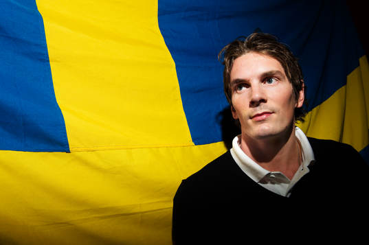 Loui Eriksson poserar framför en svensk flagga när det