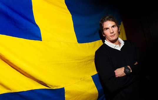 Loui Eriksson poserar framför en svensk flagga när det