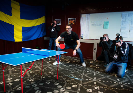 Peter Popovic, assisterande tränare, blir fotograferad