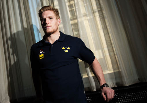 Gabriel Landeskog poserar framför ett fönster när det