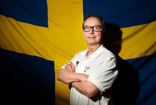 Förbundskapten Pär Mårts poserar framför en svensk