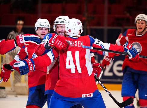 Norges Jonas Holös kramar om Patrick Thoresen