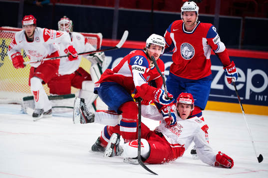 Norges Kristian Forsberg får Danmarks Jesper B Jensen på