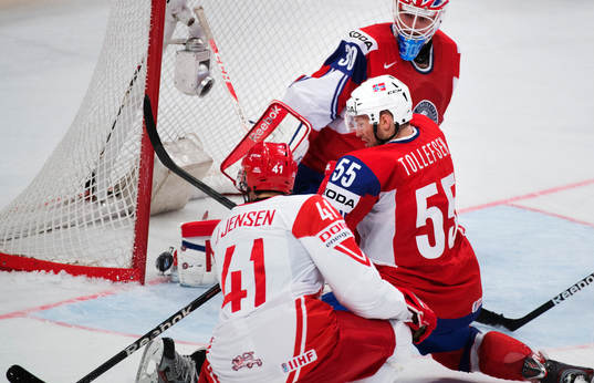 Norges Ole-Kristian Tollefsen ser till att Danmarks Jesper