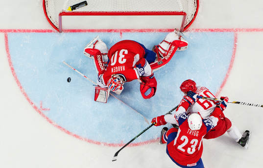 Norges målvakt Lars Haugen och Mats Trygg ser till att