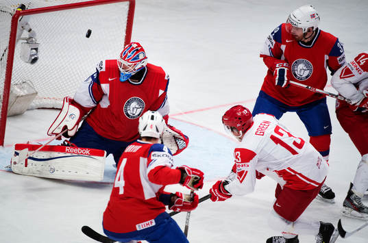 Danmarks Morten Green skjuter ett skott mot Norges målvakt