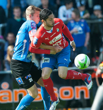 Pablo Pinones Arce, Öster tar emot bollen och trycks i