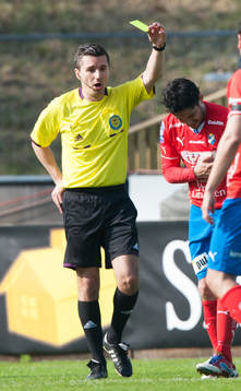 Pablo Pinones Arce, Öster, får sitt andra gula kort för