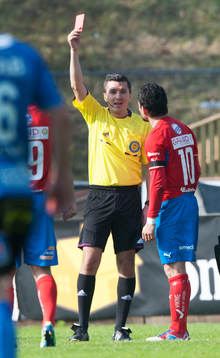 Pablo Pinones Arce, Öster, får sitt andra gula kort för