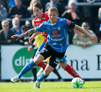 Gudjon Baldvinsson, Halmstad, jagas av Johan Persson, Öster