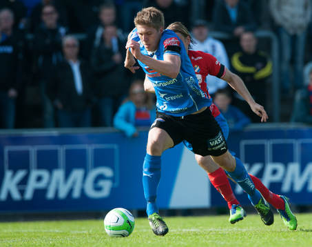 Mikael Boman, Halmstad, jagas av Patrik Bojent, Öster