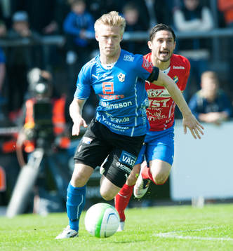 Andreas Landgren, Halmstad, jagas av Pablo Pinones Arce,